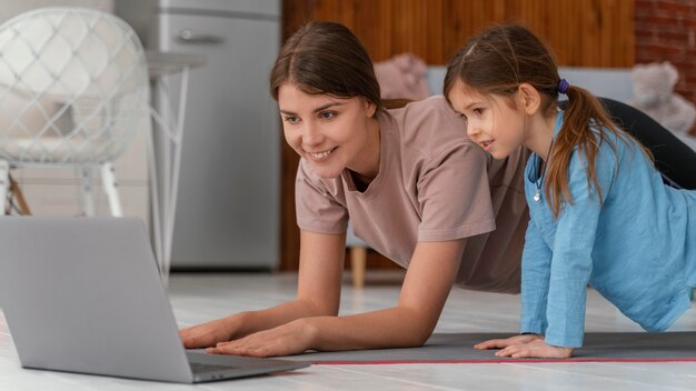 ミディアムショットの女性と女の子のトレーニング