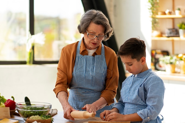 写真 ミディアムショットの女性と子供が一緒に料理する