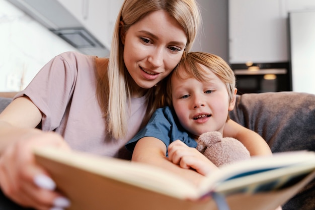 写真 ミディアムショットの女性と子供の読書