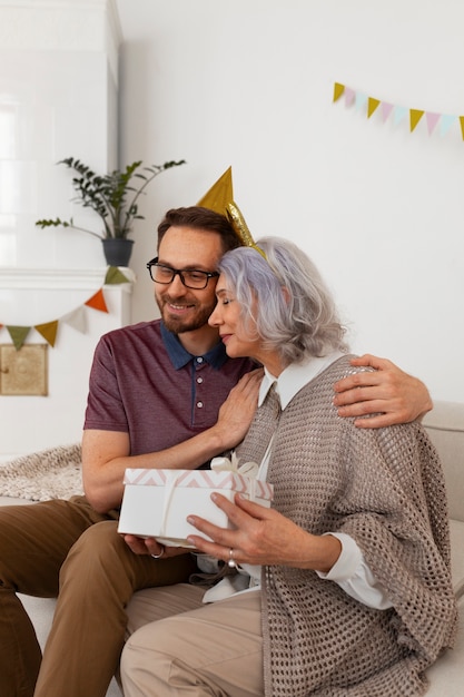 写真 誕生日を祝うミディアムショットの女性と男性