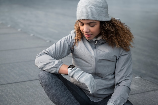 Photo medium shot woman checking watch