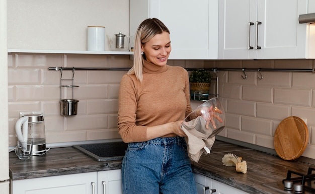 Photo medium shot woman cleaning bowl