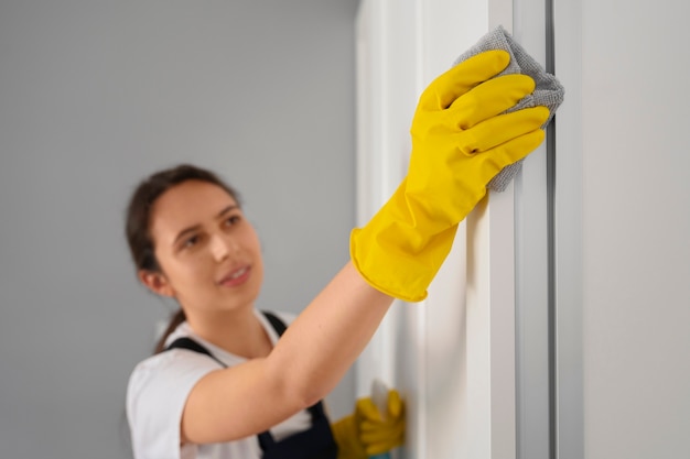 Photo medium shot woman cleaning home