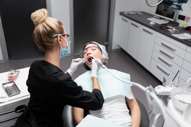 Foto donna del tiro medio dal dentista