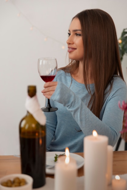 Foto una donna di media taglia a una cena.