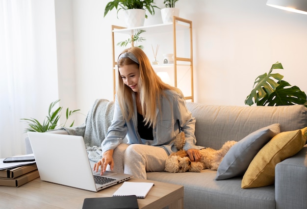 Photo medium shot woman and dog at home