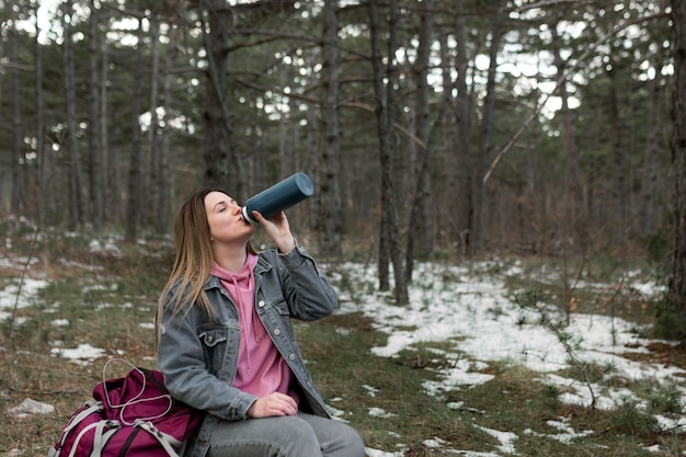 写真 コーヒーを飲むミディアムショットの女性