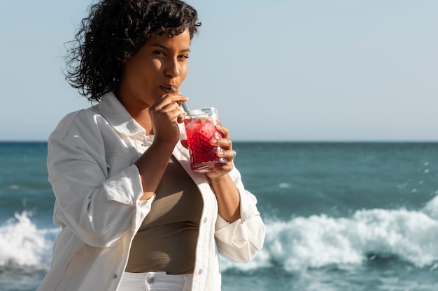 写真 サングリアを飲むミディアムショットの女性