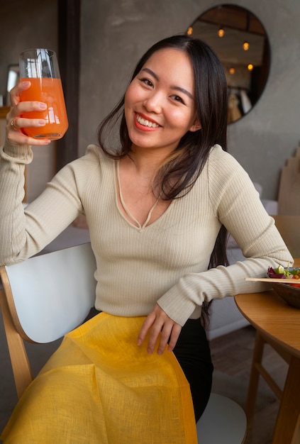 写真 サーモン丼を食べるミディアムショットの女性