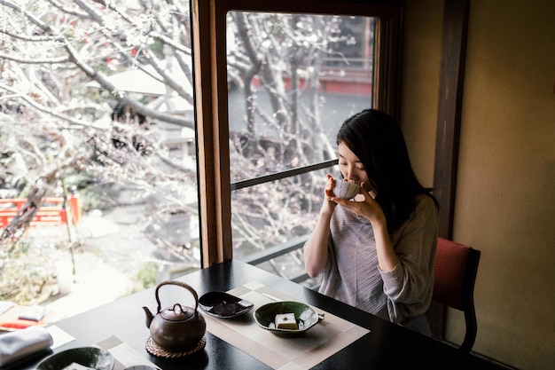 Photo medium shot woman eating