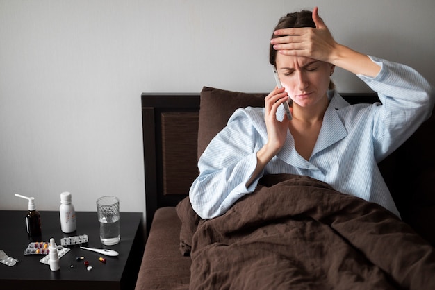 Photo medium shot woman experiencing headache