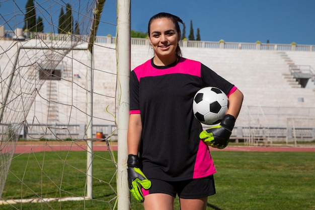 写真 フィールド上のミディアムショットの女性サッカー選手