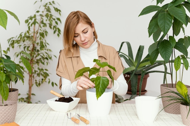 Giardinaggio della donna del colpo medio