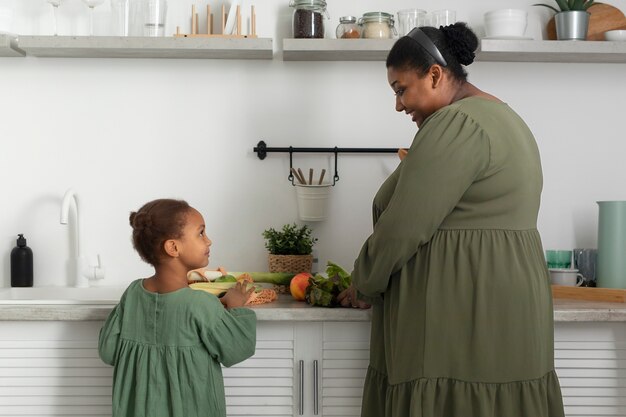 Photo medium shot woman and girl at home