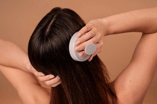 Foto donna di taglia media che si fa un massaggio al cuoio capelluto.