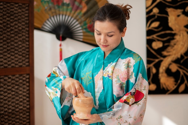 Photo medium shot woman holding bowl