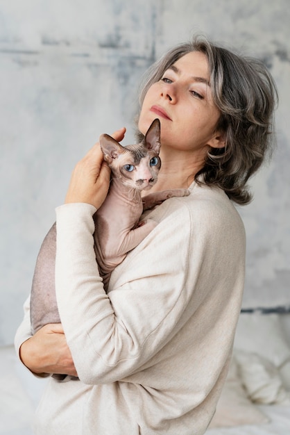 Фото Средний выстрел женщина, держащая кошку