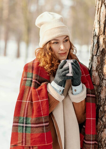 Foto tazza della holding della donna del colpo medio