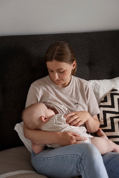 Foto donna del tiro medio che tiene bambino carino