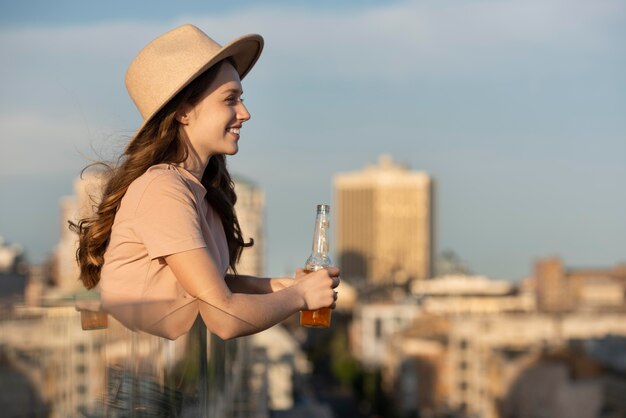 写真 飲み物を持っているミディアムショットの女性