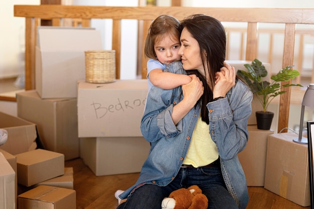 Bambino della holding della donna del colpo medio