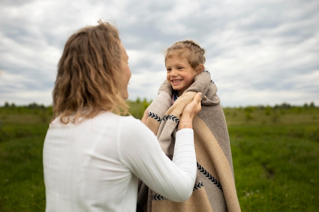 Donna con colpo medio che tiene bambino