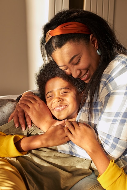 Photo medium shot woman holding kid