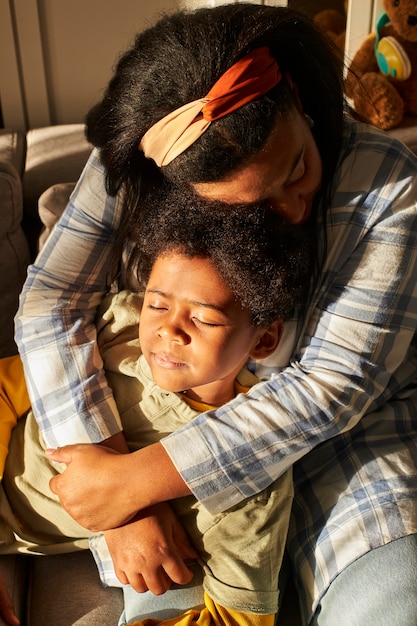 Photo medium shot woman holding kid