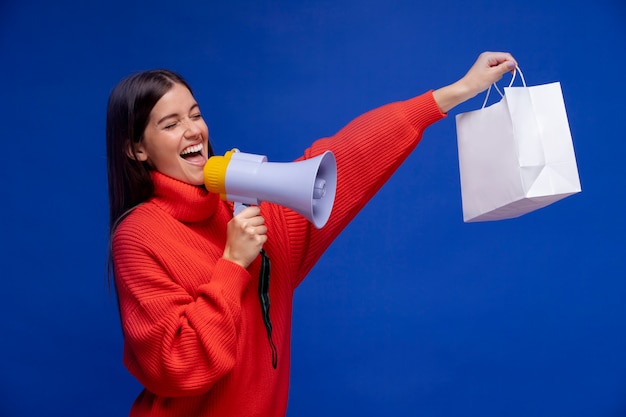 Photo medium shot woman holding megaphone