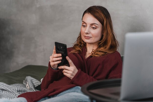 Telefono della holding della donna del colpo medio