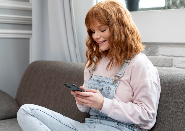 写真 電話を持っているミディアムショットの女性