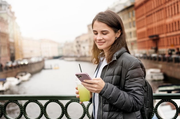 写真 電話を持っているミディアムショットの女性