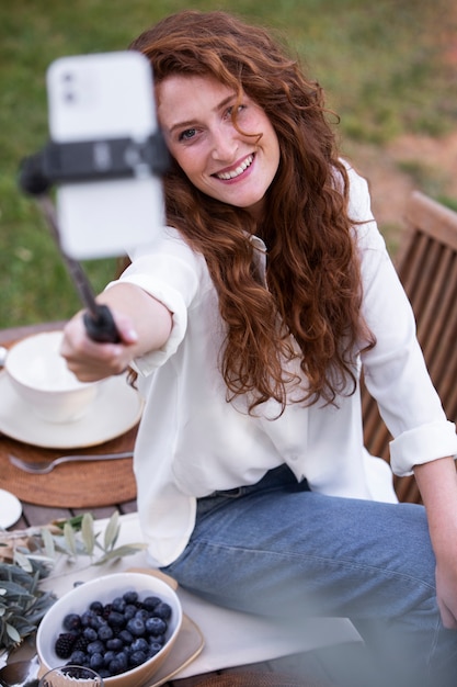 Photo medium shot woman holding selfie stick