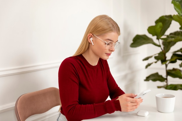 Photo medium shot woman holding smartphone