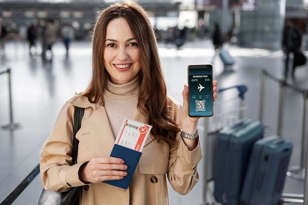 Photo medium shot woman holding smartphone