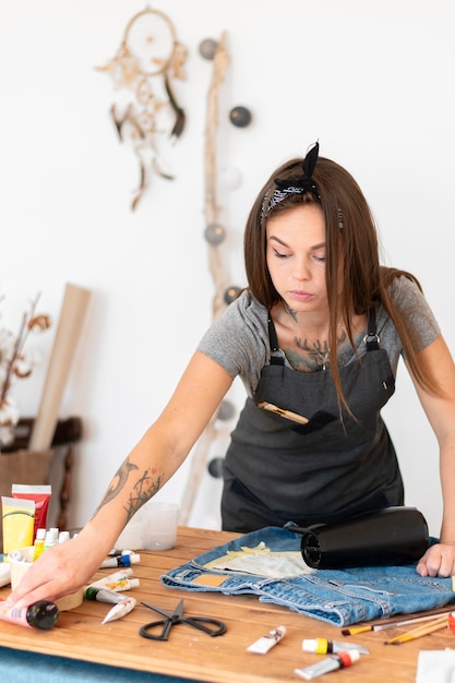 写真 ワークショップでミディアムショットの女性