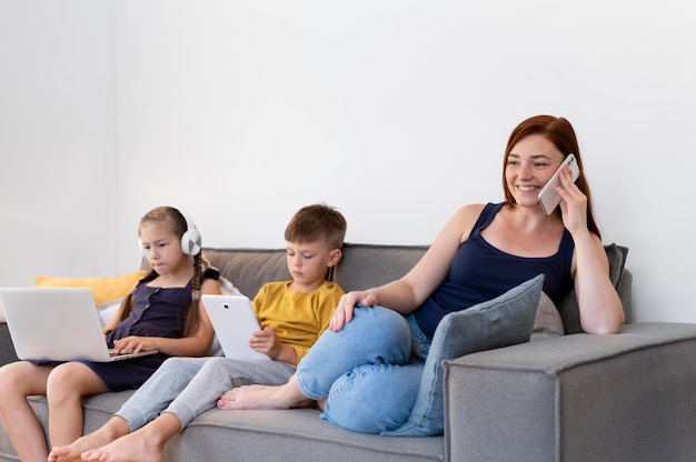 Photo medium shot woman and kids with devices