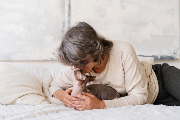 猫にキスするミディアムショットの女性