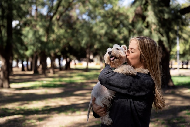 ミディアムショットの女性のキス犬