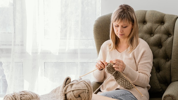 Photo medium shot woman knitting