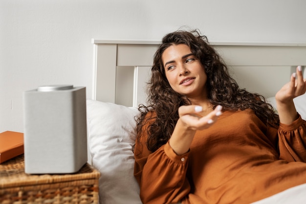 Photo medium shot woman laying in bed