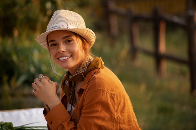 Foto donna del piano medio che vive alla fattoria