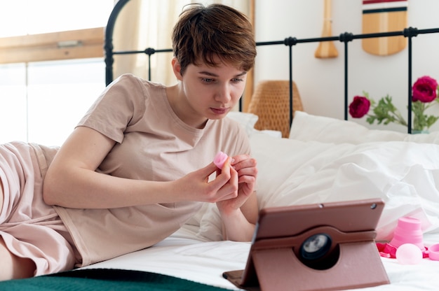 写真 タブレットを見てミディアムショットの女性