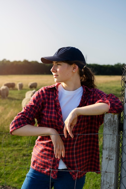 Photo medium shot woman looking at sheep