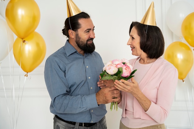 Foto colpo medio donna e uomo con fiori