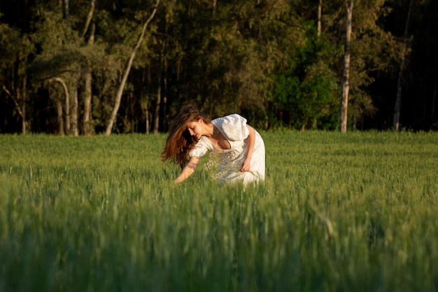 Foto colpo medio donna in natura