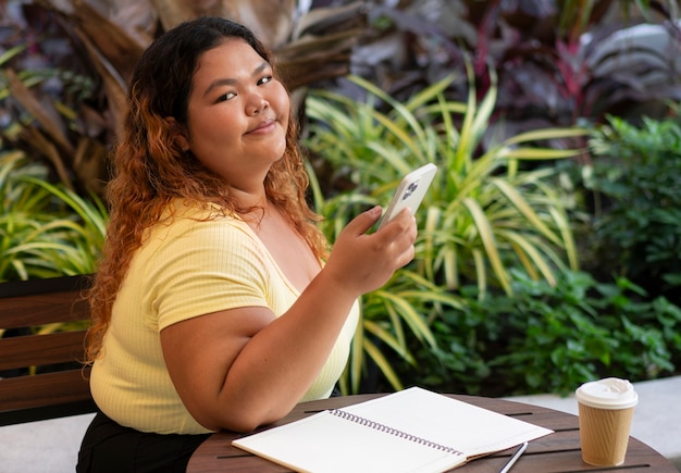 写真 中型の女性が屋外でポーズをとっている