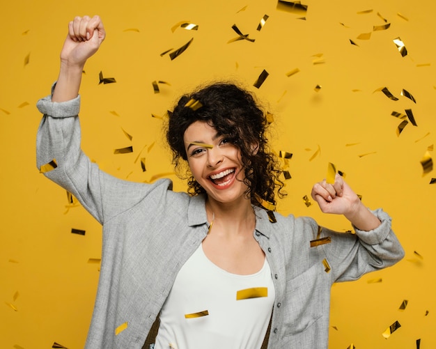 Photo medium shot woman posing with confetti