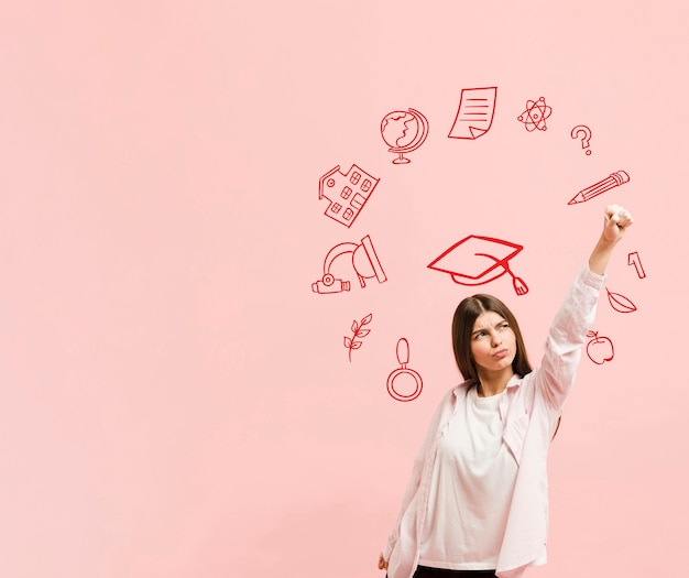 Foto donna del colpo medio che posa con il fondo di graduazione