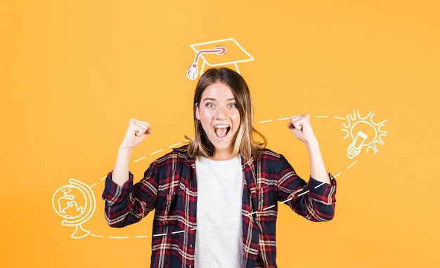 Foto donna del colpo medio che posa con il fondo di graduazione